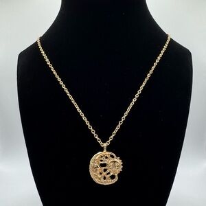 Elegant Gold Pendant Necklace